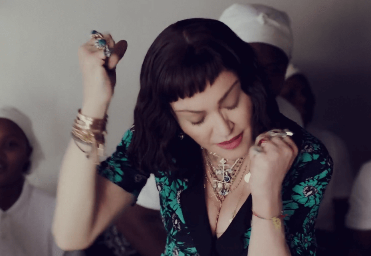 Madonna: il video ufficiale di “Batuka”, il suo catartico viaggio dall’oscurità alla luce