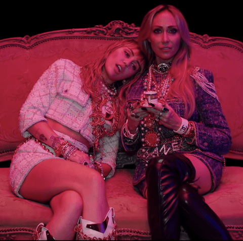 Miley Cyrus e il controverso video per "Mother's Daughter", pieno di guest stars LGBTQI - miley cyrus tish cyrus mothers daughter video - Gay.it