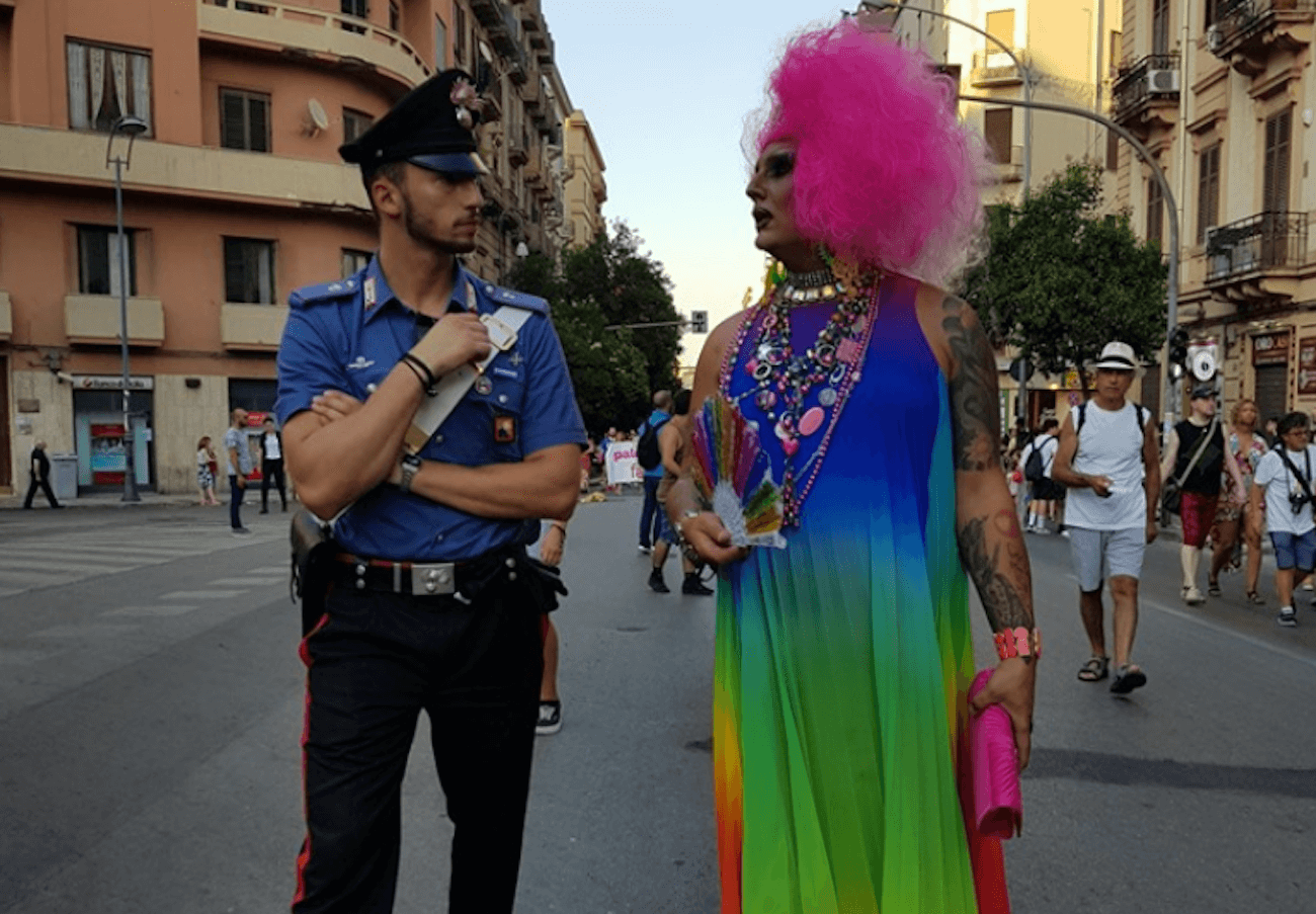 Palermo Pride, spunta la foto virale: il carabiniere marcia a fianco della drag queen