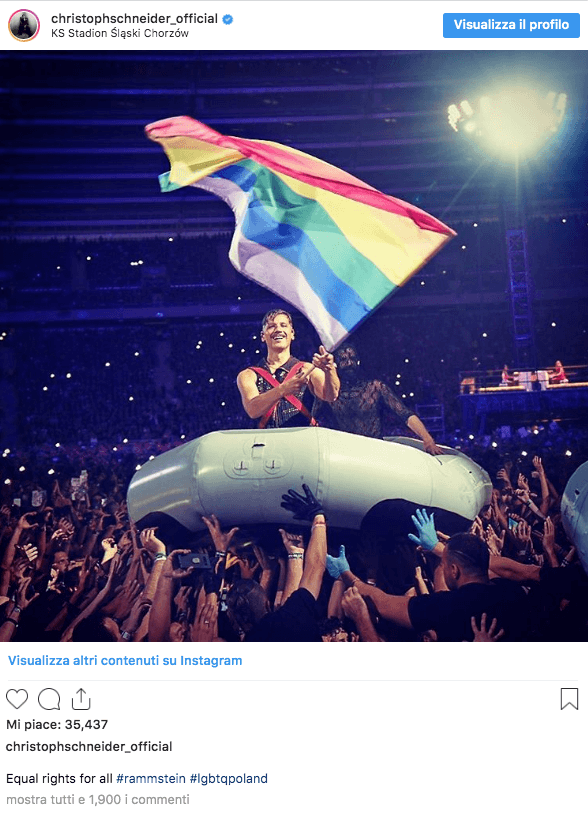I Rammstein sfilano tra il pubblico del loro concerto in Polonia con una bandiera LGBT - rammstein profilo - Gay.it