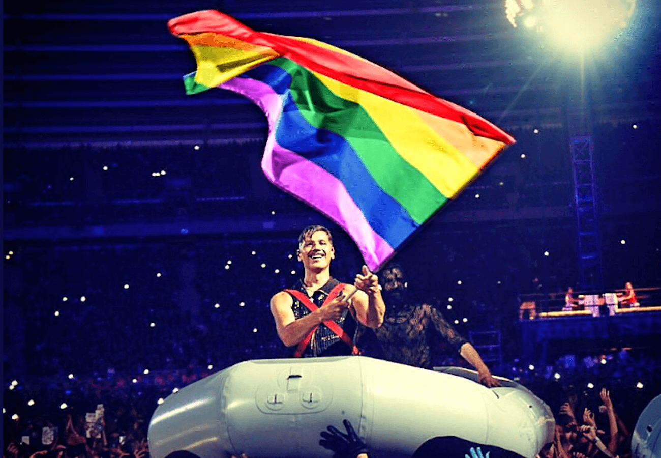 I Rammstein sfilano tra il pubblico del loro concerto in Polonia con una bandiera LGBT