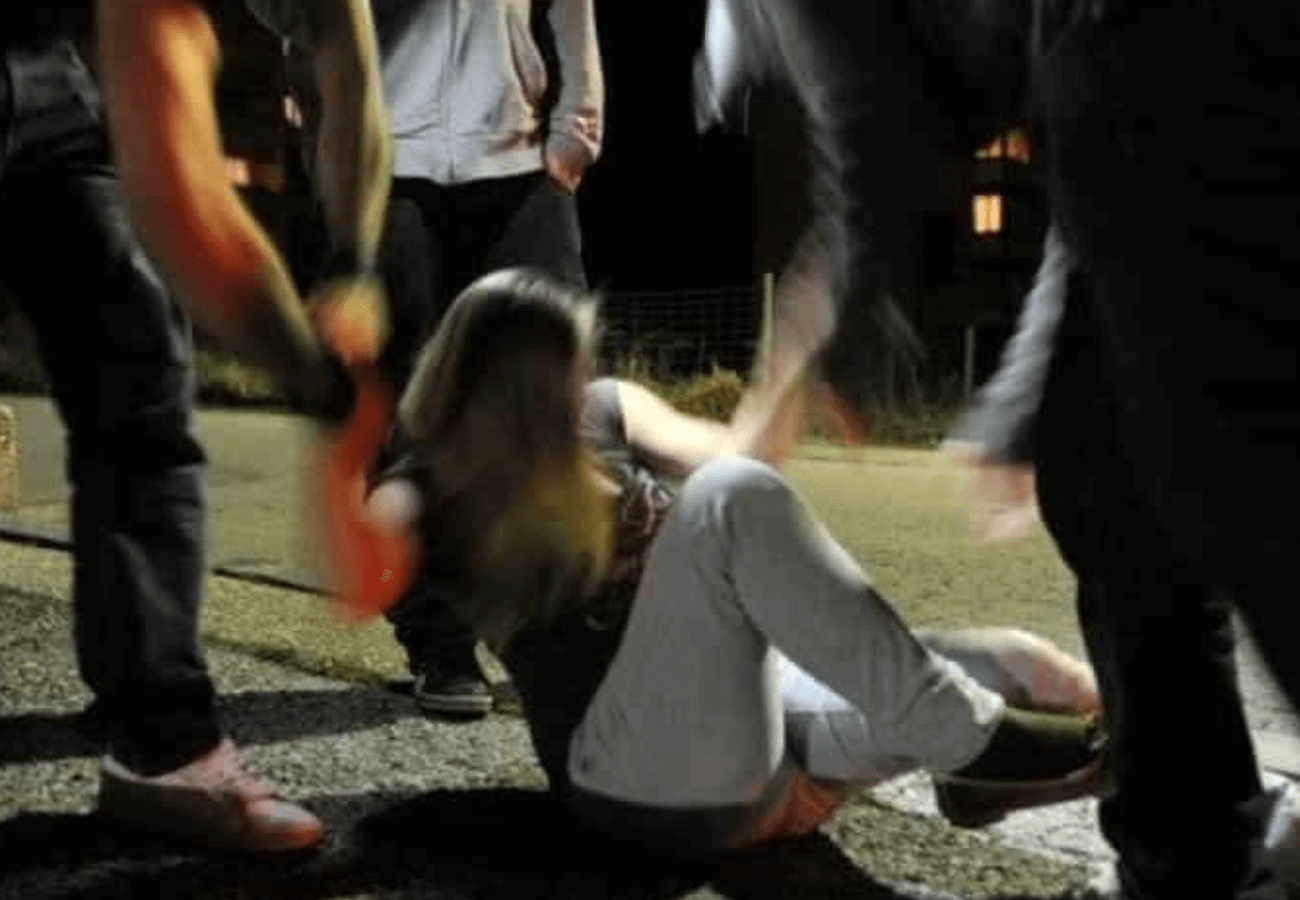 Violenza di gruppo su trans 17enne che fugge dopo aver morso il pene a uno degli aggressori