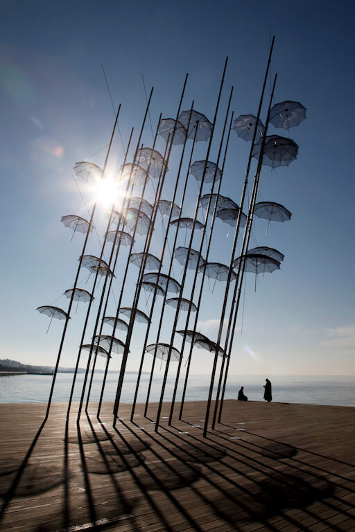 Alla scoperta di Salonicco, una città gay-friendly di arte e cultura - umbrellas waterfront - Gay.it