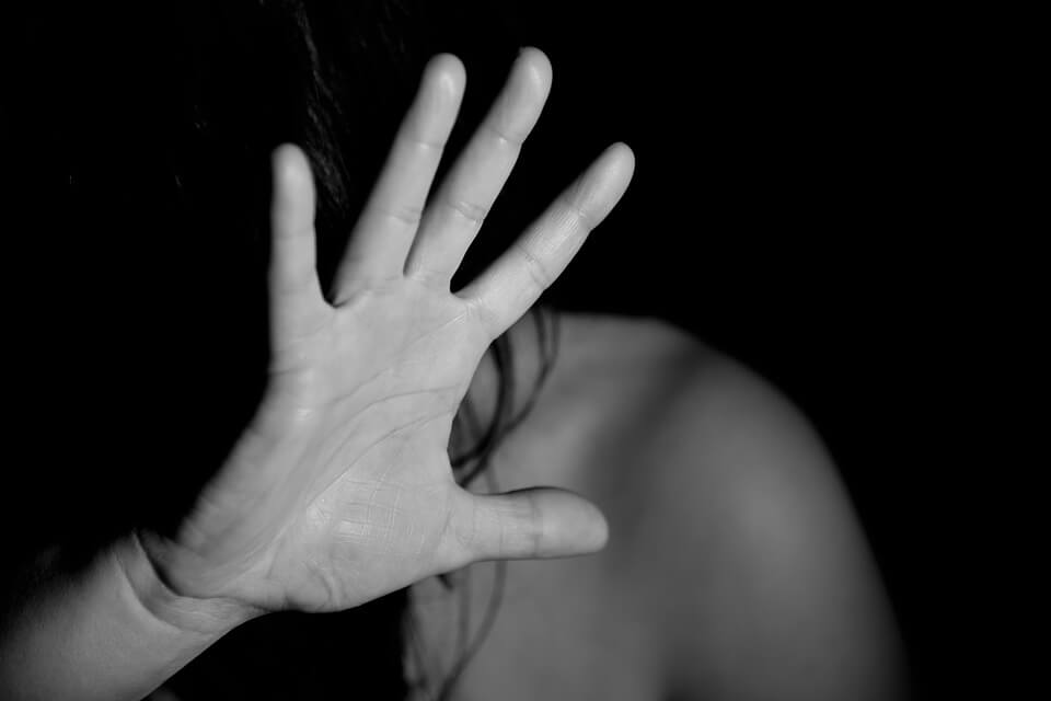 "Sono gay, quindi non l'ho violentata": assolto un uomo dall’accusa di violenza sessuale su una ventenne - violenza omofobia - Gay.it