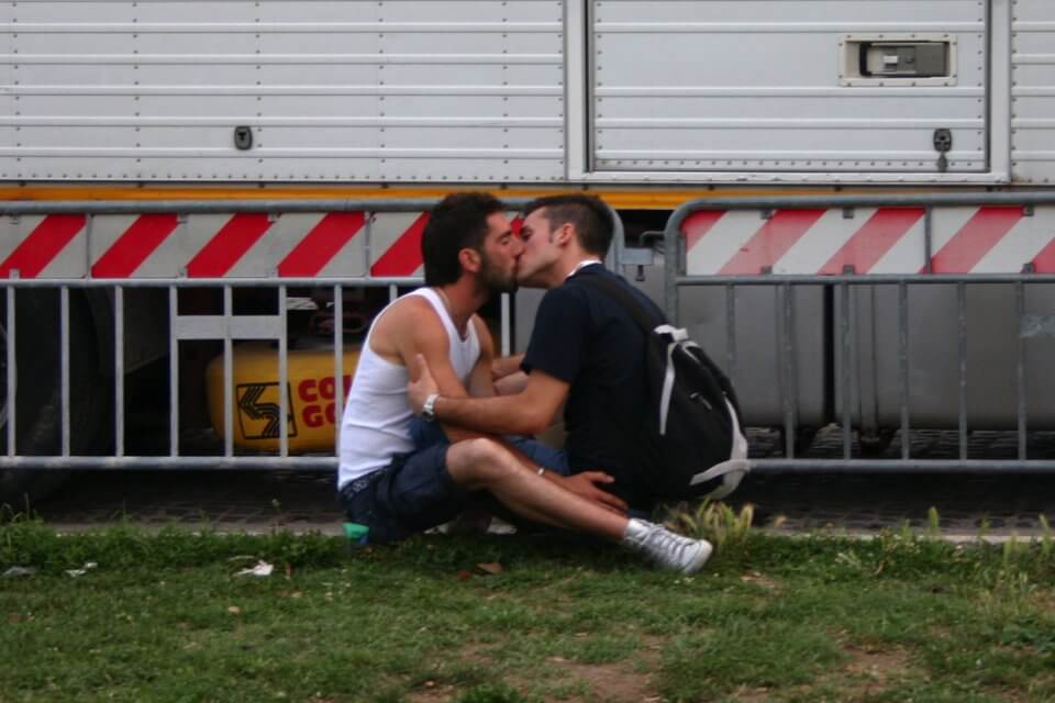 “Le teorie riparative sono una tortura psicologica”: le testimonianze di due ragazzi gay
