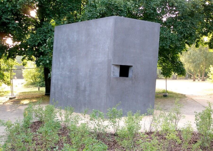 Berlino, vandalizzato il memoriale delle vittime dell'Omocausto - Berlino vandalizzato il memoriale delle vittime dellOmocausto - Gay.it