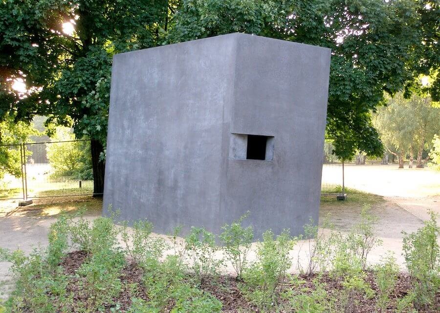 Berlino, vandalizzato il memoriale delle vittime dell’Omocausto