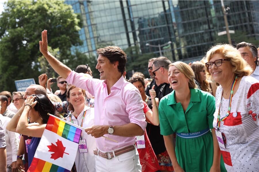 Canada, il premier Justin Trudeau al Pride di Montreal insieme ad altre 300.000 persone – il video