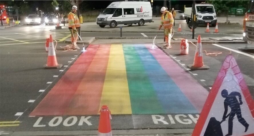 Londra, prime strisce pedonali rainbow permanenti - Londra prime strisce pedonali rainbow permanenti 1 - Gay.it