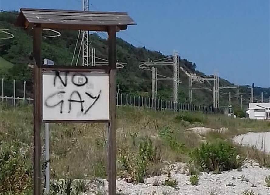 Omofobia in spiaggia tra Fano e Pesaro: “NO GAY”