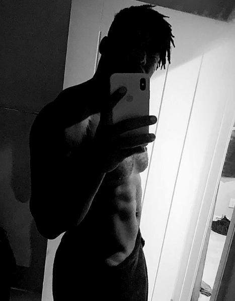 Ryan Russell a petto nudo