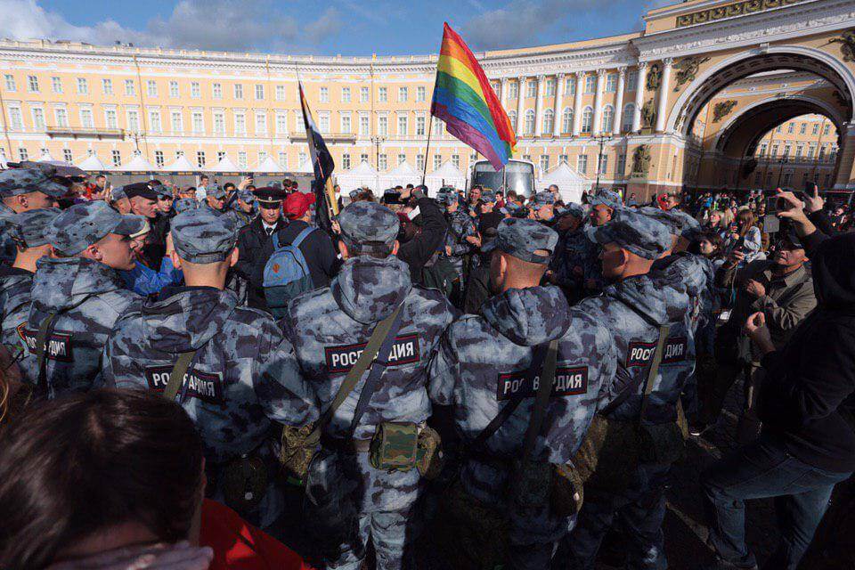 San Pietroburgo Pride: arresti, gas e manganellate per gli eroici partecipanti