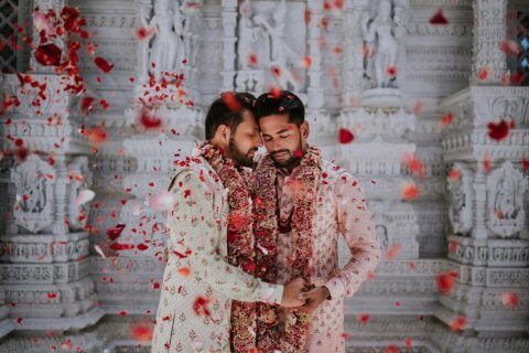 Sposi con una cerimonia indù, le foto del matrimonio gay sono virali - Sposi con una cerimonia indù la foto del matrimonio gay è virale - Gay.it