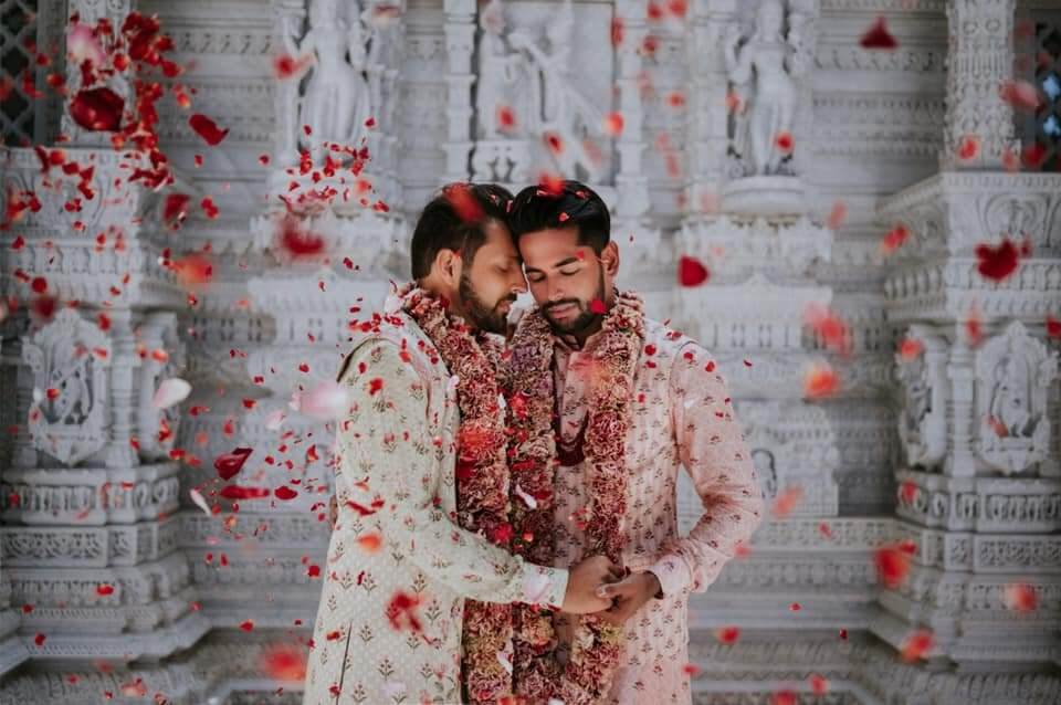 Sposi con una cerimonia indù, le foto del matrimonio gay sono virali