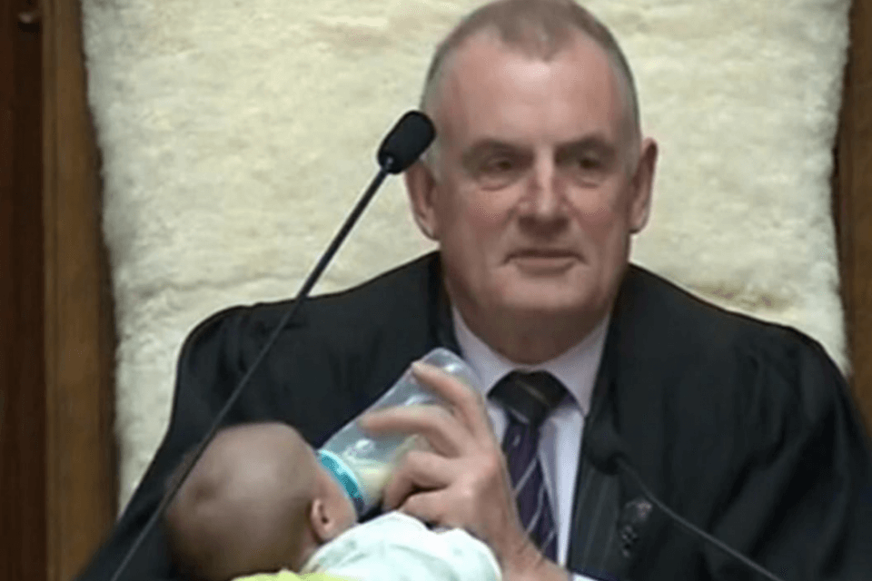Nuova Zelanda, presidente della Camera allatta figlio di un parlamentare gay - Trevor Mallard - Gay.it