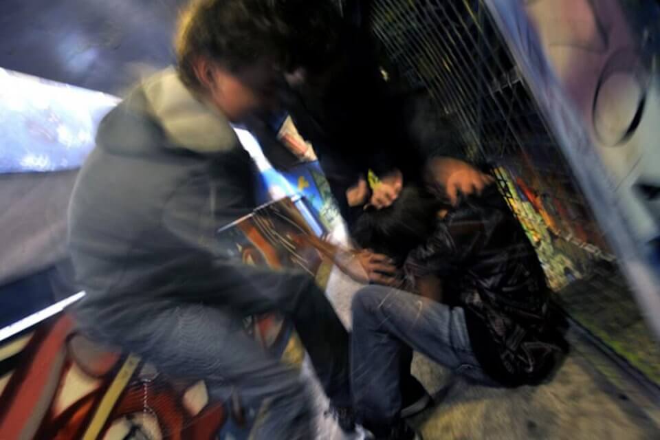 Tre contro uno: omofobi picchiano un ragazzo gay nello spogliatoio della scuola