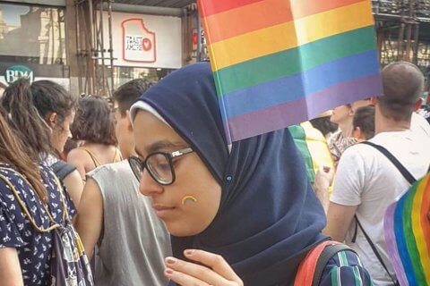 La donna col niqab che inveisce contro il militante LGBTQ cosa dimostra? - donna islamica pride milano - Gay.it