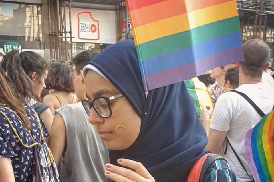 La donna col niqab che inveisce contro il militante LGBTQ cosa dimostra?