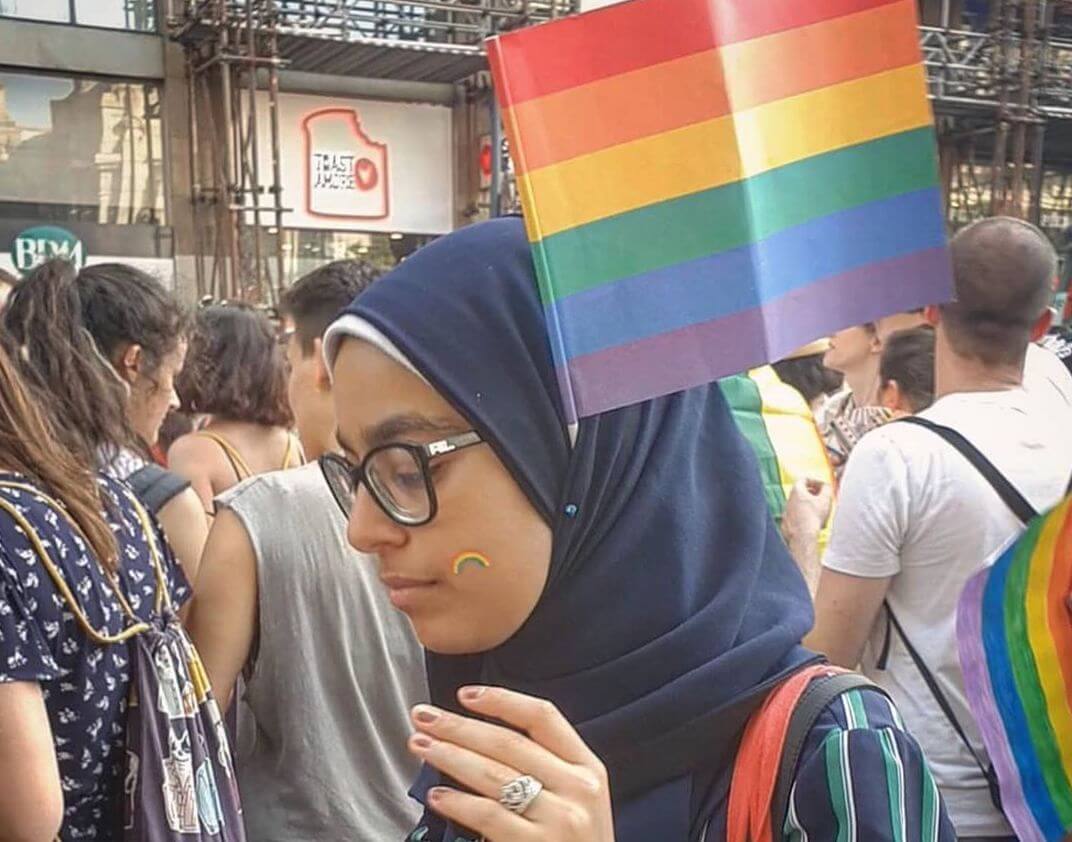 La donna col niqab che inveisce contro il militante LGBTQ cosa dimostra?