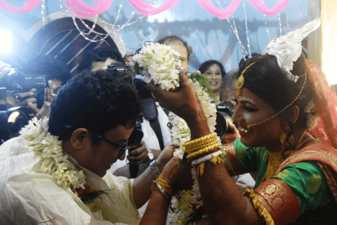 Matrimonio indiano tra due transgender