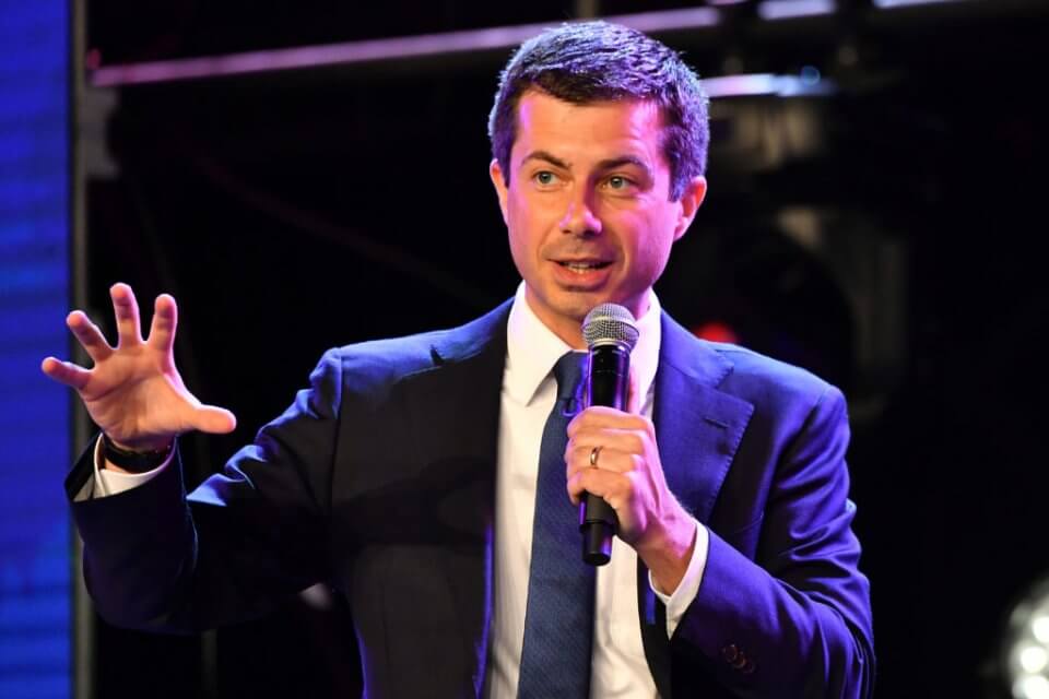 Pete Buttigieg ai capi di governo omofobi: “se sarò eletto dovrete abituarvi a un presidente gay” – VIDEO