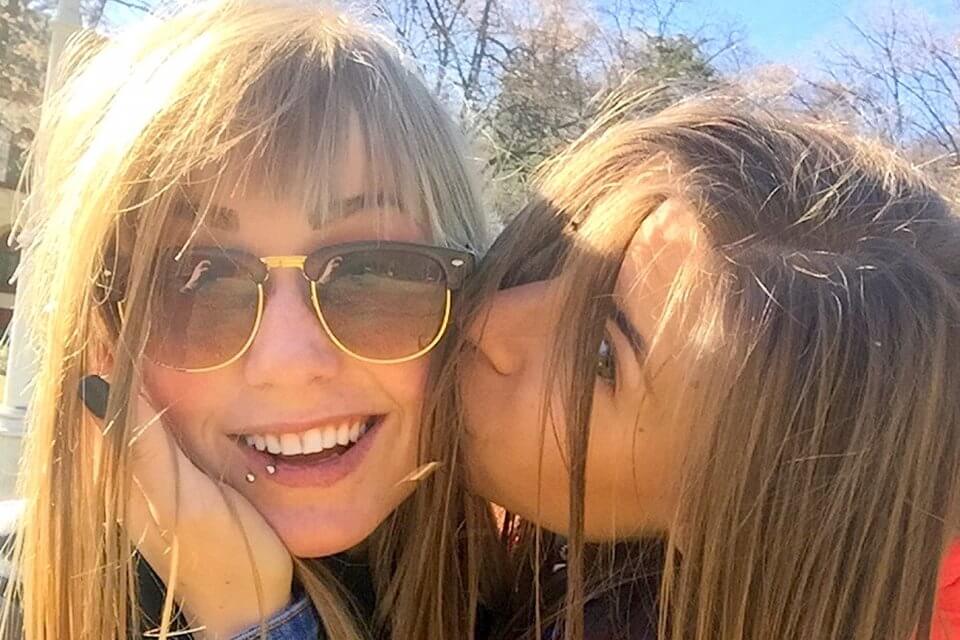 Il coraggio di due ragazze della Serbia: la loro battaglia per essere riconosciute come coppia