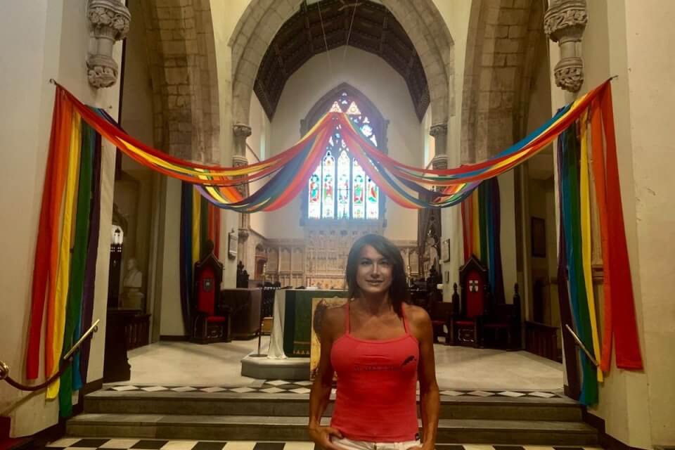 Montréal, bandiera rainbow come baldacchino sull’altare di una chiesa