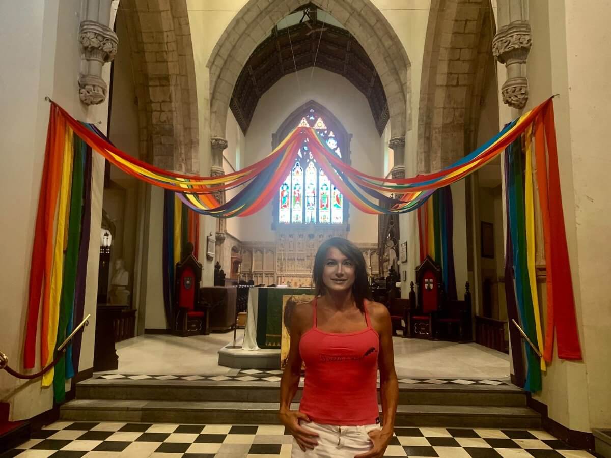 Montréal, bandiera rainbow come baldacchino sull’altare di una chiesa
