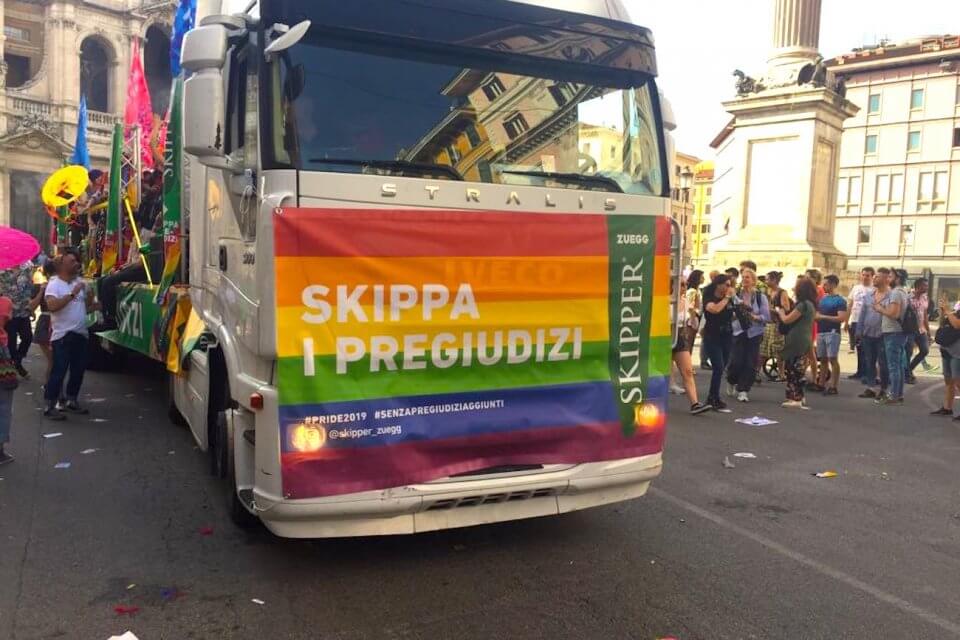 Costanza Miriano contro la Zuegg per il sostegno LGBT+ durante il Pride Month