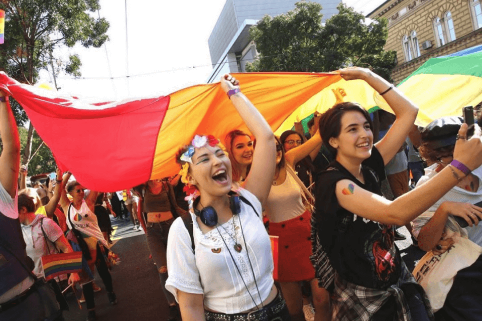 Belgrado Pride 2019, scontri con gli ultranazionalisti omofobi - la premier serba in prima fila al corteo - Belgrado Pride 2019 - Gay.it
