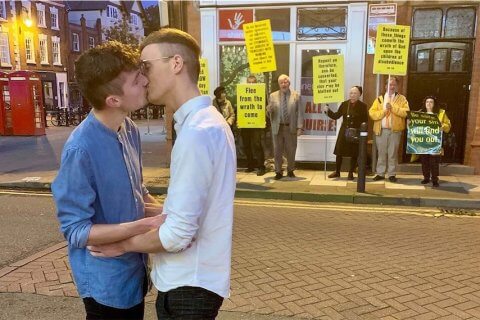 Coppia gay si bacia davanti ai contestatori omofobi, lo scatto è virale - Coppia gay si bacia davanti ai contestatori omofobi - Gay.it