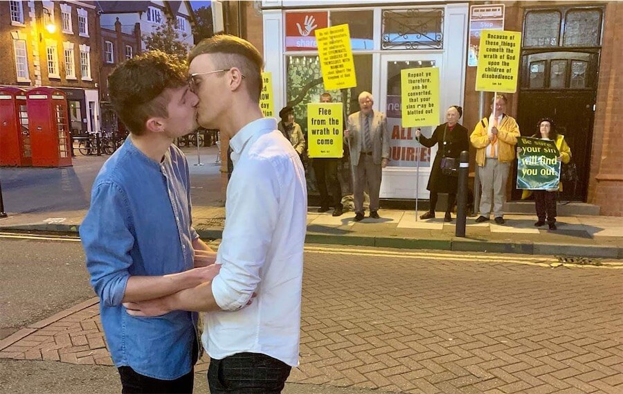 Coppia gay si bacia davanti ai contestatori omofobi, lo scatto è virale - Coppia gay si bacia davanti ai contestatori omofobi - Gay.it