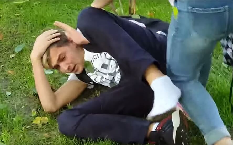 Fotografo salva ragazzo gay pestato dagli omofobi – VIDEO