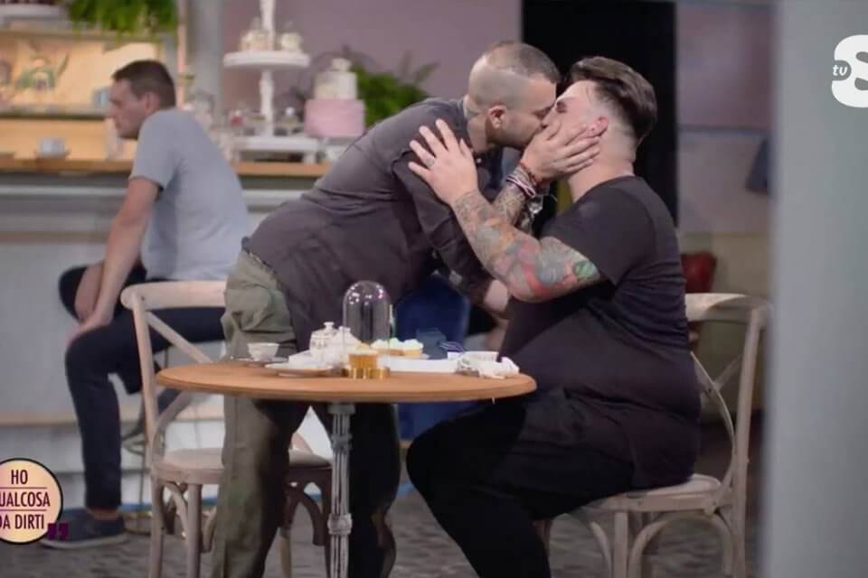 Ho qualcosa da Dirti, dolce proposta di matrimonio gay su Tv8: “Davide, vuoi sposarmi?” – VIDEO