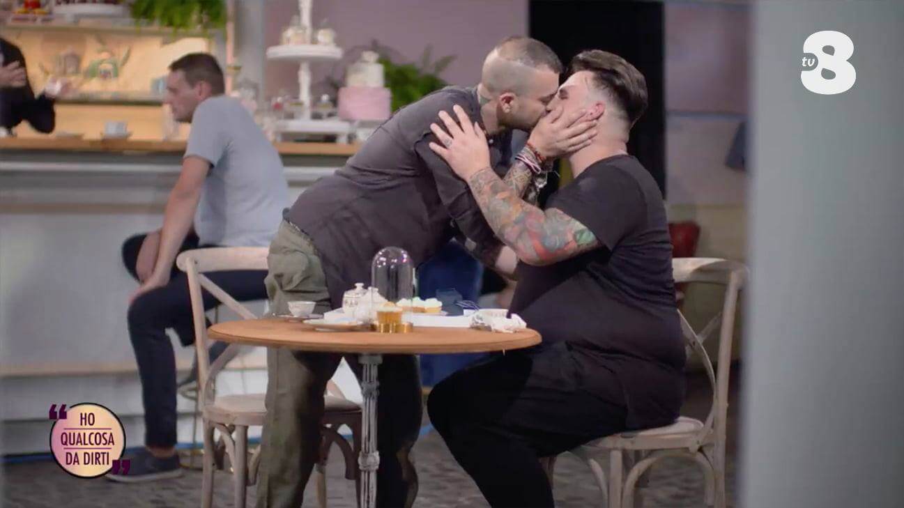 Ho qualcosa da Dirti, dolce proposta di matrimonio gay su Tv8: “Davide, vuoi sposarmi?” – VIDEO