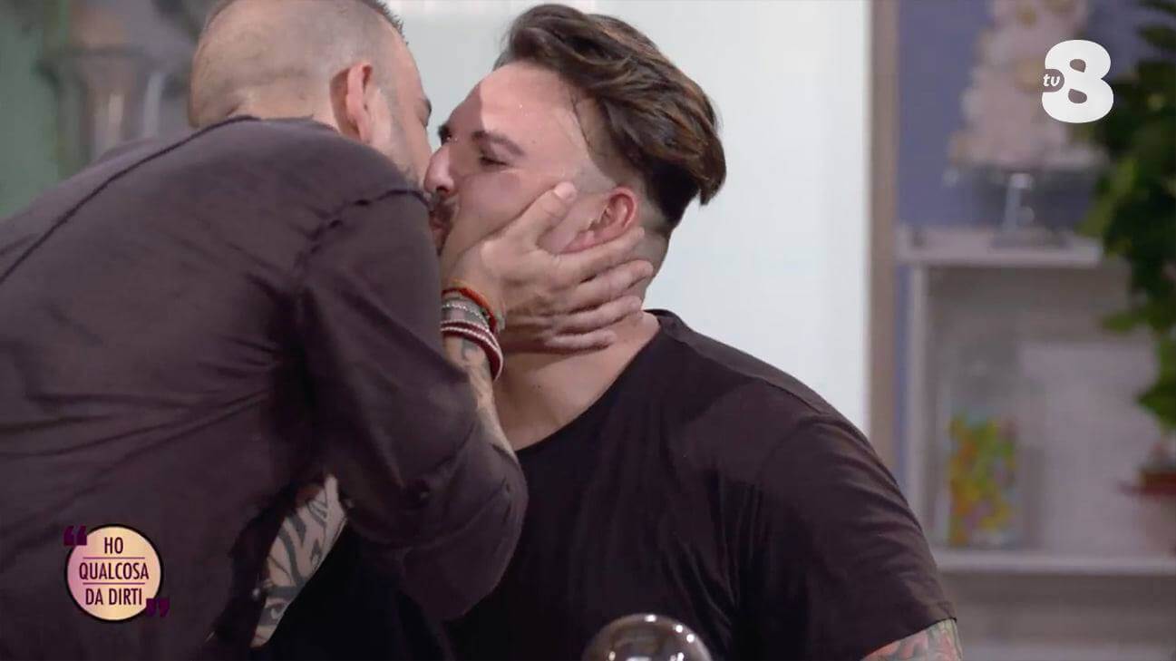 Ho qualcosa da Dirti, dolce proposta di matrimonio gay su Tv8: "Davide, vuoi sposarmi?" - VIDEO - Ho qualcosa da Dirti 3 - Gay.it