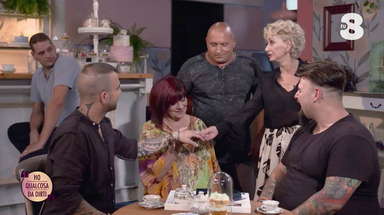 Ho qualcosa da Dirti, dolce proposta di matrimonio gay su Tv8: "Davide, vuoi sposarmi?" - VIDEO - Ho qualcosa da Dirti - Gay.it