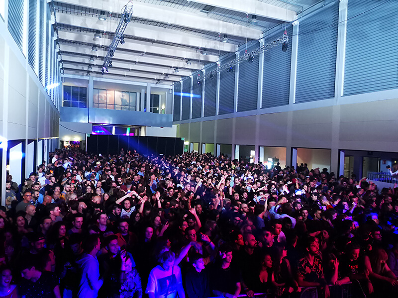 Padova Pride Village 2019, quasi 200.000 presenze per una XII edizione da record - Il pubblico della serata di chiusura del Village 2 - Gay.it