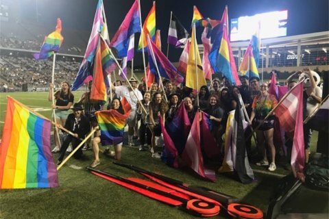 La banda suona YMCA e sventola bandiere rainbow contro l'omofobia durante una partita di football - video - La banda suona YMCA e sventola bandiere rainbow contro lomofobia durante una partita di football - Gay.it