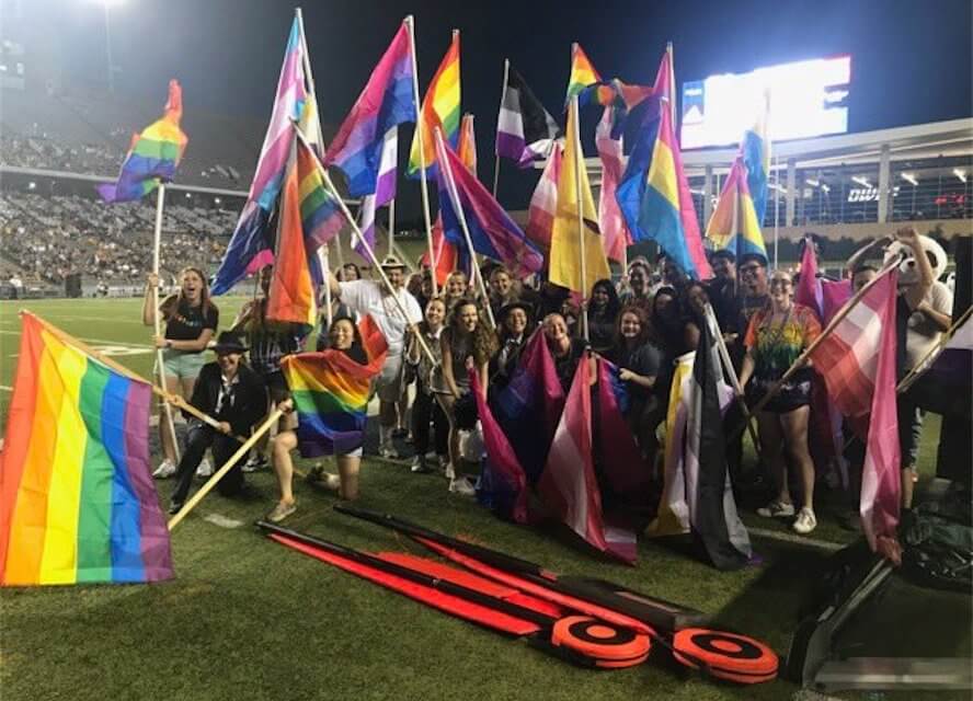 La banda suona YMCA e sventola bandiere rainbow contro l’omofobia durante una partita di football – video
