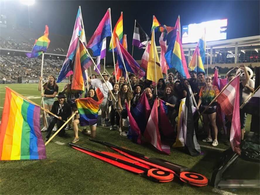 La banda suona YMCA e sventola bandiere rainbow contro l’omofobia durante una partita di football – video