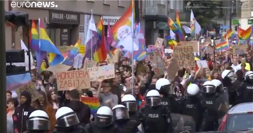 Lublino, estremisti lanciano bottiglie, uova e petardi durante il pride polacco