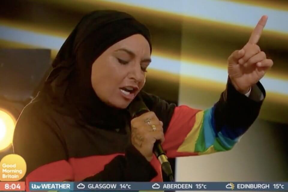 Sinéad O’Connor, hijab con abito arcobaleno in diretta tv – video
