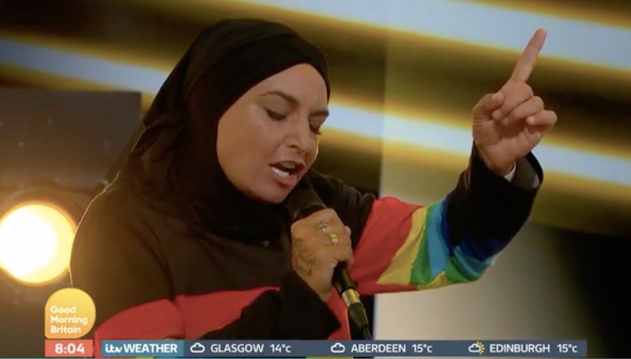 Sinéad O’Connor, hijab con abito arcobaleno in diretta tv – video