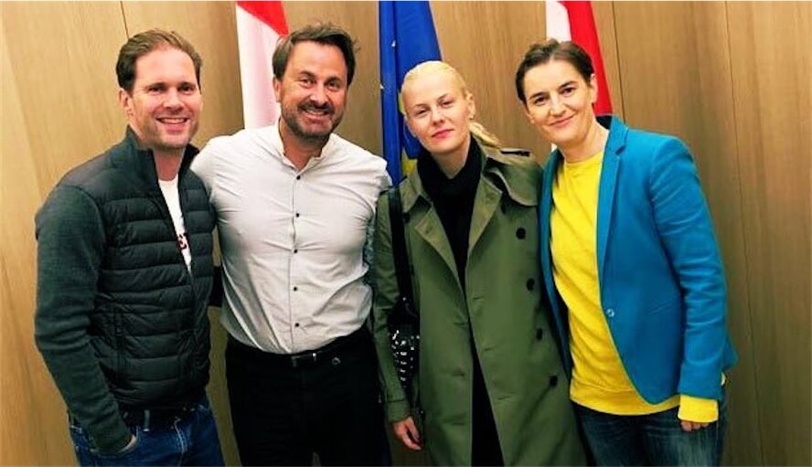 Il premier gay del Lussemburgo e la premier lesbica della Serbia in posa con marito e compagna, la storica foto - Xavier Bettel primo ministro del Lussemburgo e Ana Brnabić - Gay.it