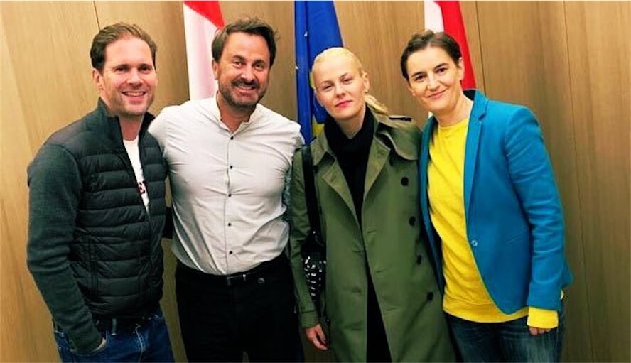 Il premier gay del Lussemburgo e la premier lesbica della Serbia in posa con marito e compagna, la storica foto