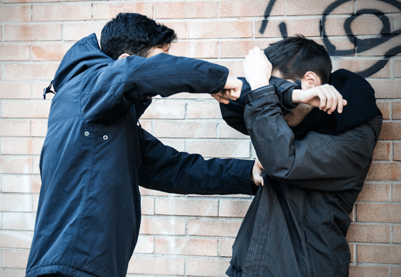 Massa, colpì con una casco un ragazzo gay: fermato e denunciato un 15enne
