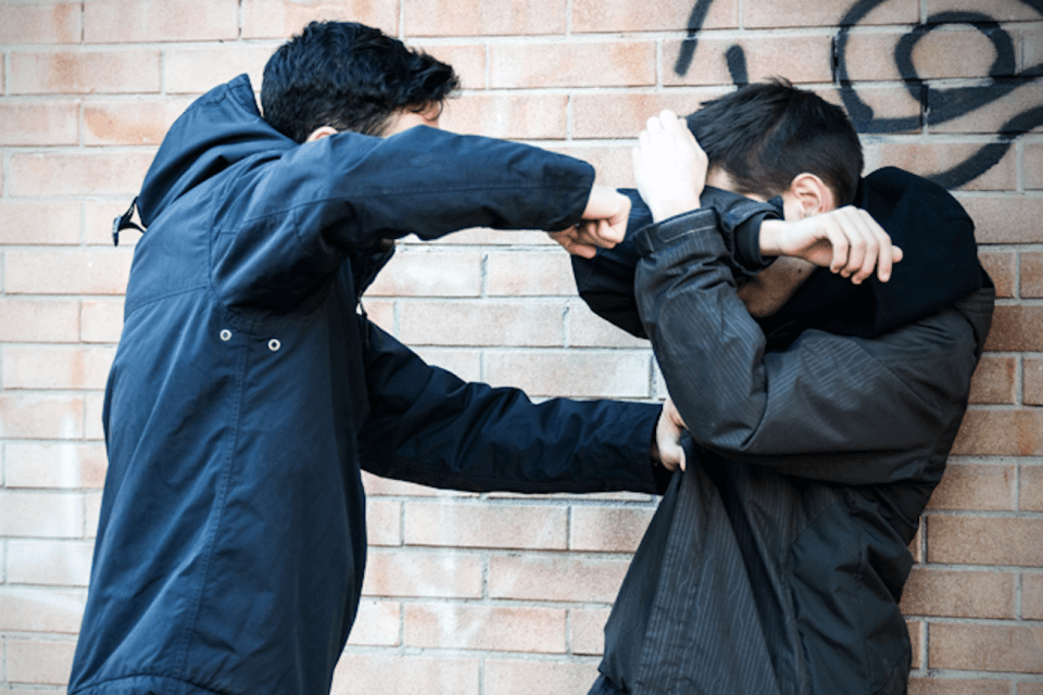 Massa-Carrara, ragazzo gay insultato e colpito con un casco al volto da uno sconosciuto