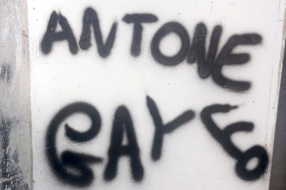 Cosenza, 16enne gay insultato con una scritta davanti casa, la sua risposta zittisce gli omofobi