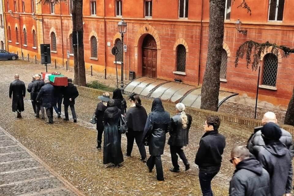 Fecero un funerale contro l’unione civile. Militanti di FN si redimono e organizzano il Rimini Pride